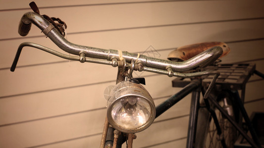 木墙附近的老式旧自行车图片