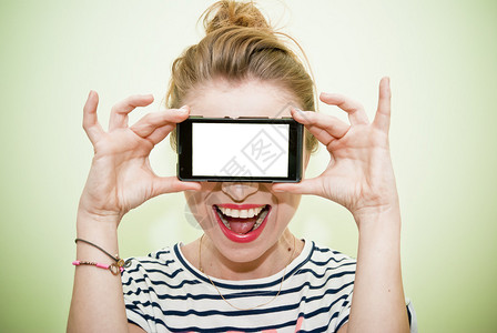 年轻快乐的女士用空白显示屏幕对着眼睛拿着耳图片