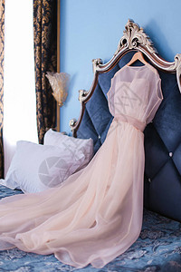 床上的新娘礼服婚纱图片