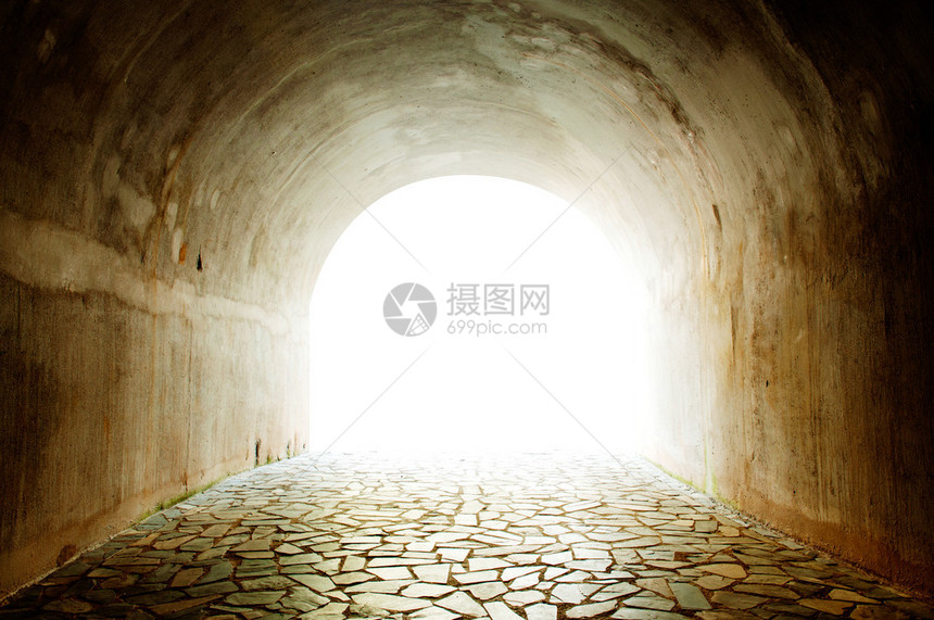 有光的隧道从出口进来图片