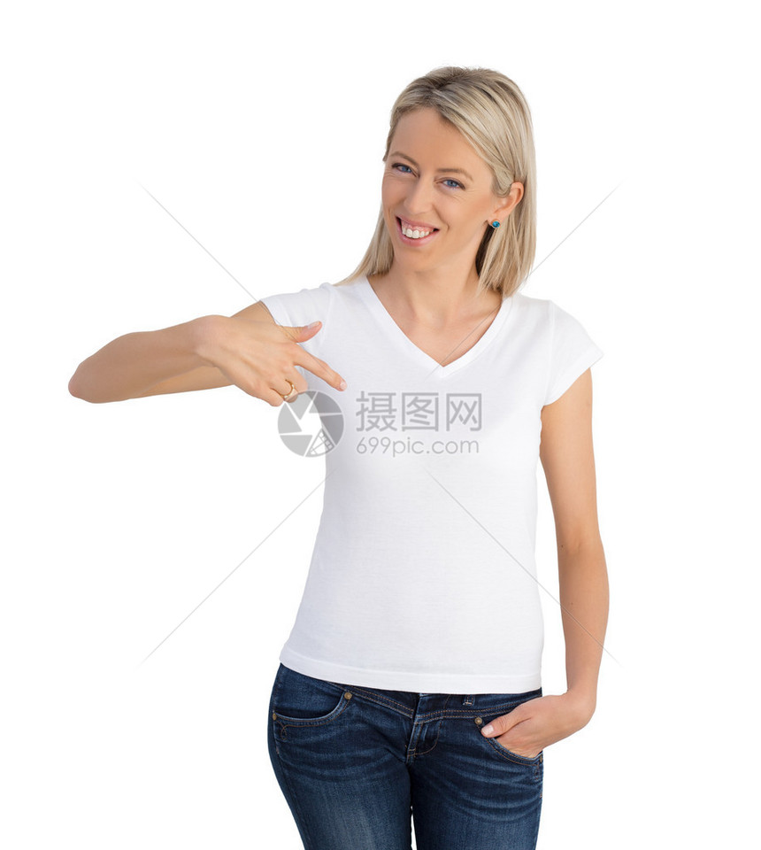 女人指着她的白色V领衬衫图片