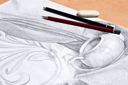 石墨铅笔与苹果茶壶和石膏棕榈叶的静物画木制背景上的石墨图片