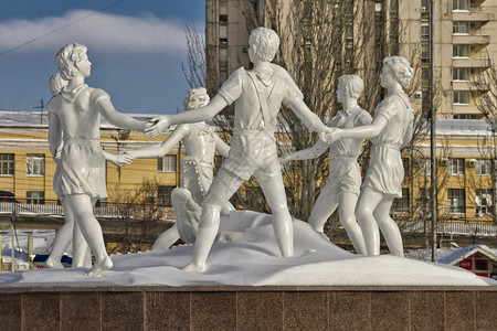 伏尔加重建的喷泉儿童舞蹈安装在火车站前的广场上2013年日插画