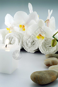 白毛巾和蜡烛兰图片