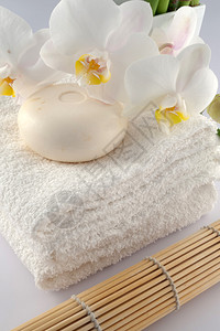 白毛巾和肥皂兰花图片