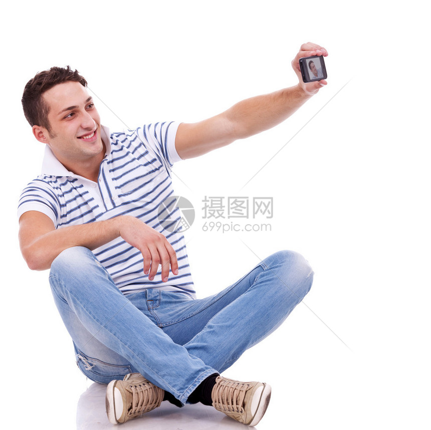 年轻随便男青年用智能手机拍摄自己照片时图片