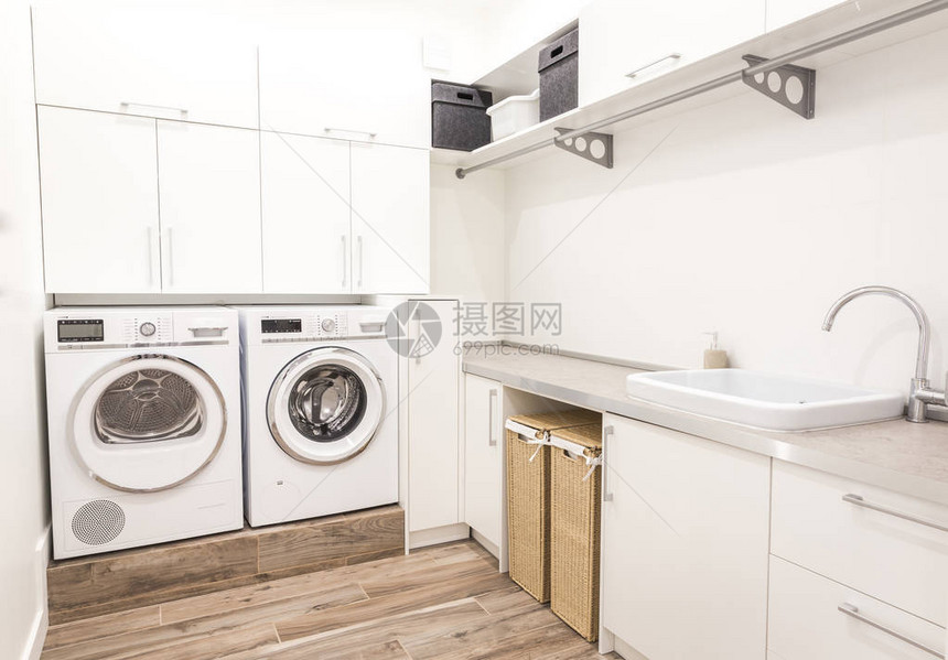 白色现代风格的洗衣房有图片