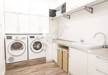 白色现代风格的洗衣房有图片