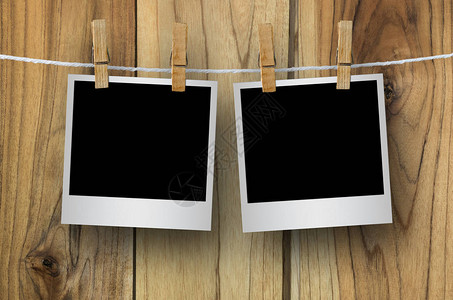 空白的相片框有挂在木制背景背景图片