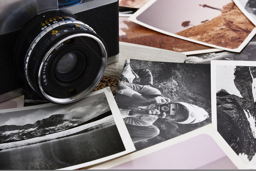 几叠古董照片和旧相机图片