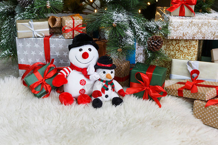 寒冬假期背景有趣的玩具雪人和礼物图片