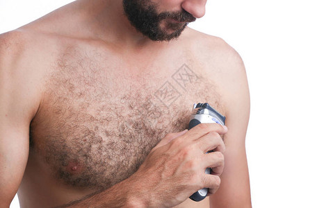 男人用电动剃须刀刮胸图片