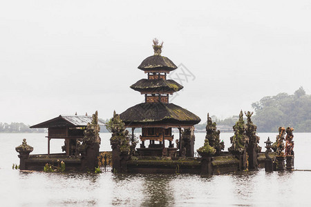 巴厘岛乌伦达努布拉坦寺雾天图片