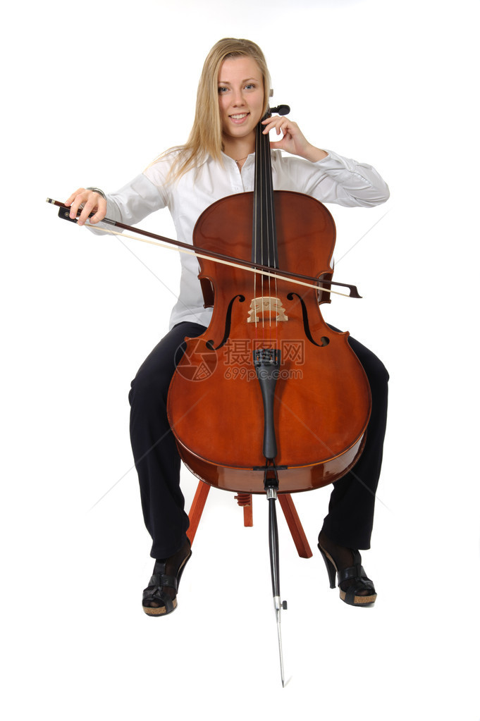 年轻的大提琴手坐着玩大提图片