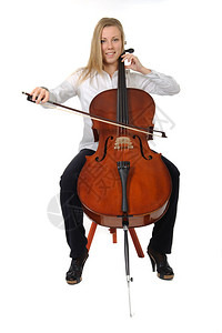 年轻的大提琴手坐着玩大提图片