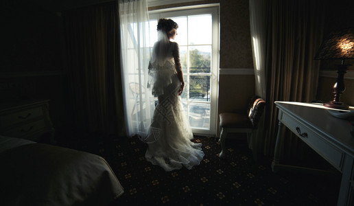 新娘从酒店房间透过窗户看图片