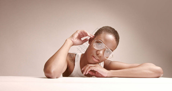 在演播室剪短发的黑人女人穿着眼镜图片
