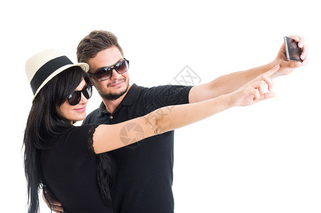 年轻夫妇用电话或智能手机戴墨图片