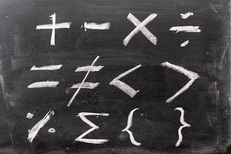 在黑板背景的数学符号形状中绘制白色手笔绘Bhackboa图片