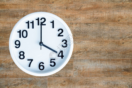 时钟显示于木本背景的上午4点或下午2点图片