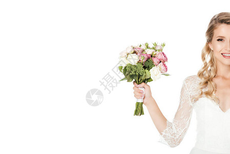 用白色隔离的新娘花束拍摄微笑的年轻新娘图片