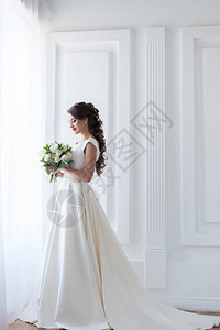 穿着优雅的白色礼服带着结婚图片