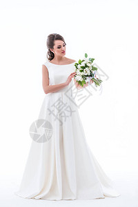穿着传统白色礼服的美丽新娘带有婚纱花图片
