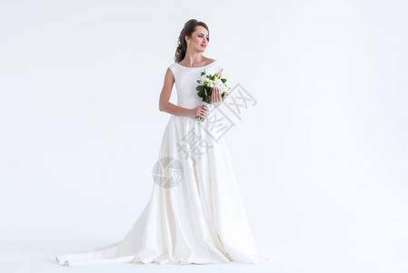 美丽的黑发美女新娘穿着白色礼服背景图片