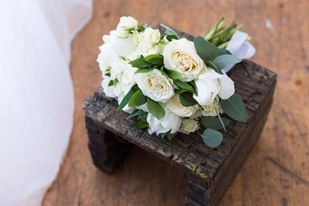 木架上的白玫瑰婚礼花束图片