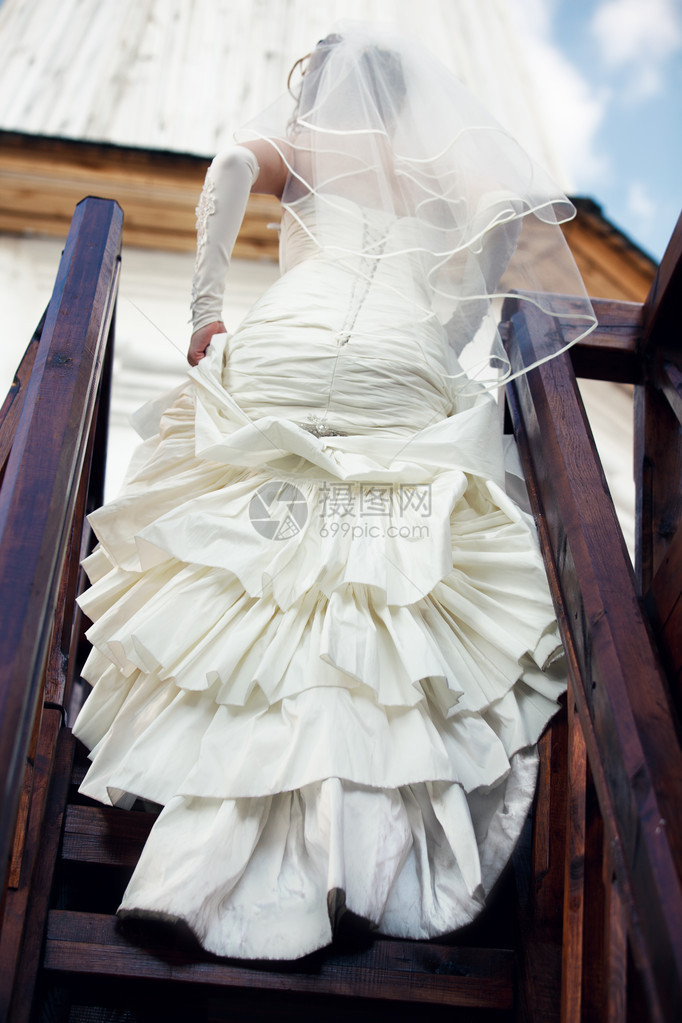新娘上楼梯婚纱图片