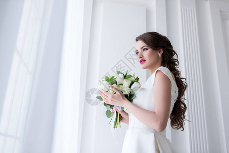 美丽的年轻新娘带着结婚花图片