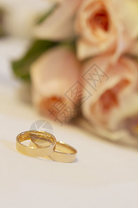 结婚戒指和新娘花束图片