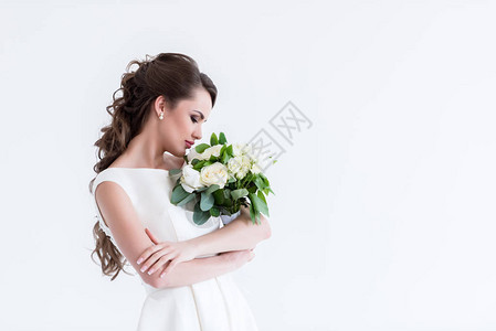 美丽的新娘闻着婚礼花图片