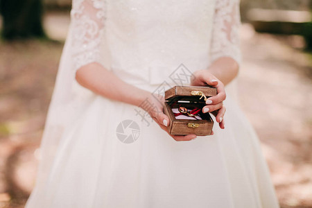 新娘握着结婚戒指图片