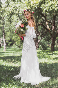 穿着婚纱的美丽年轻新娘图片