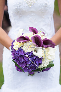 现代的新娘婚礼花束手握着彩礼图片