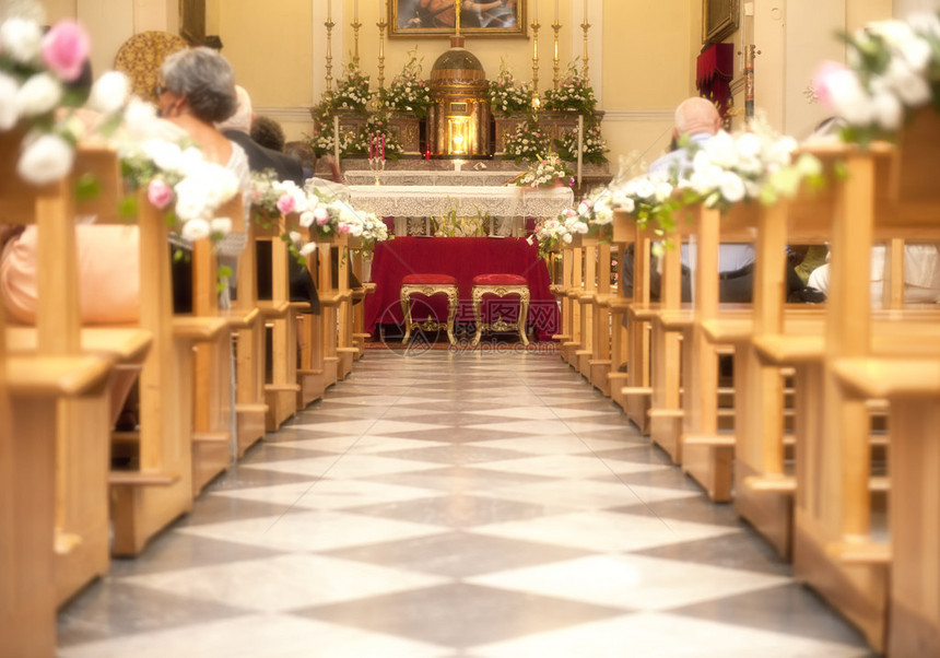 教堂用鲜花结婚图片