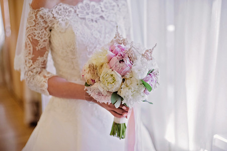 新娘拿着白色和粉红色的精致温图片