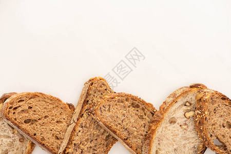 带有复制空间的白色背景上的整个谷物面包背景图片