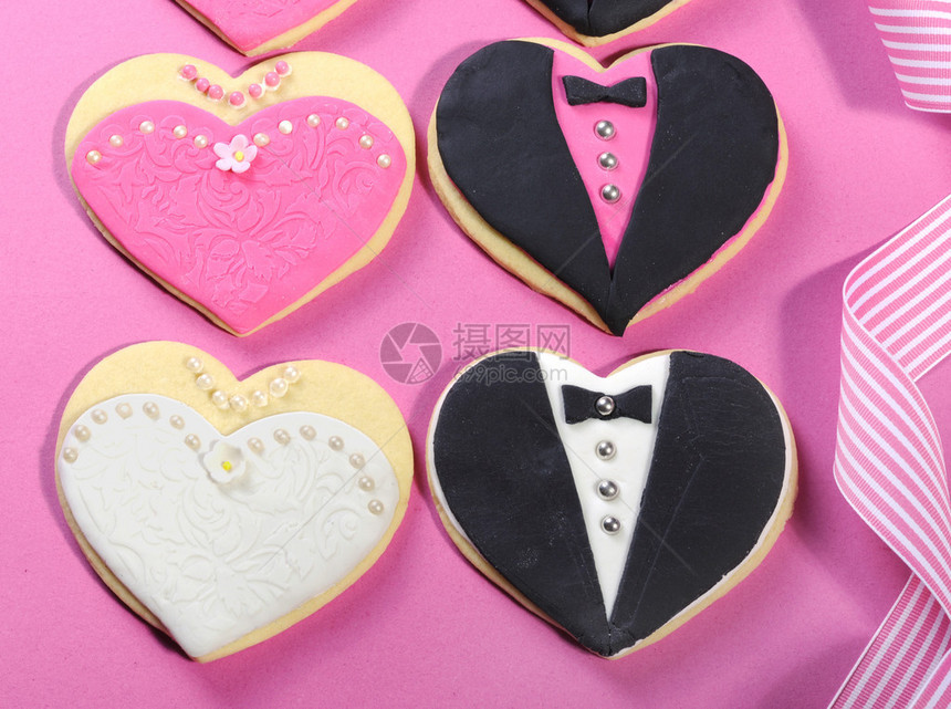 美味的婚宴新娘和新郎与伴娘和伴郎粉红色白色和黑色的心形饼干新娘图片
