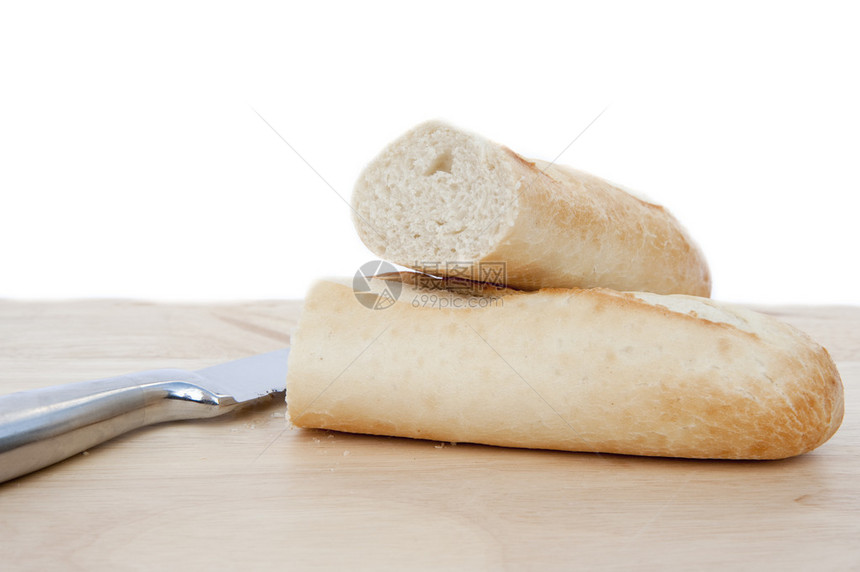 切碎板上新鲜的面包和面包刀图片