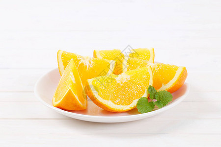 白盘子上的鲜橙片图片