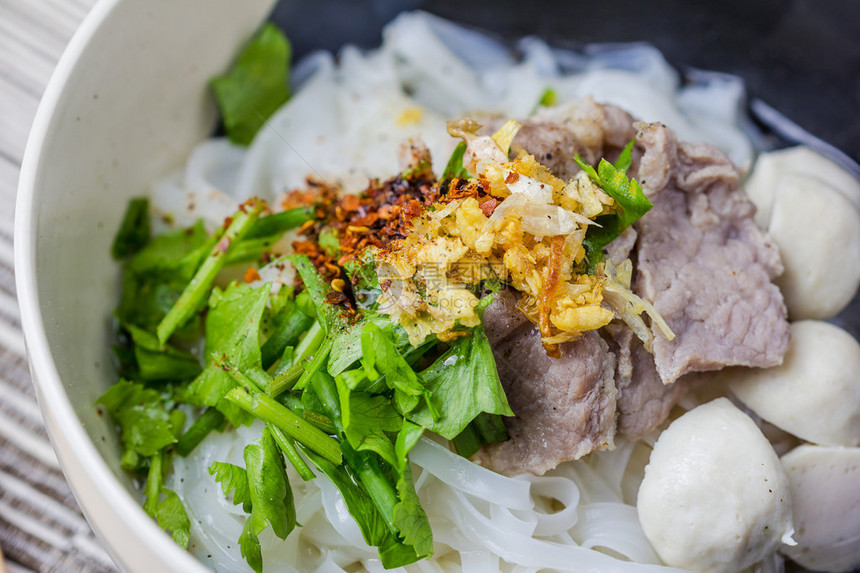 汤中亚洲风格的牛肉面条肉图片