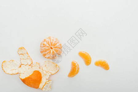白色背景上的整层橘子切片和剥图片