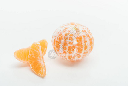 白色背景中的橘子片和成熟的橙子全果图片