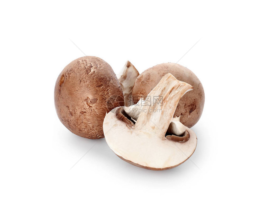 白色背景上的新鲜蘑菇图片
