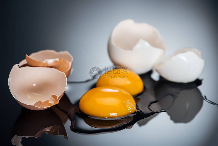 以蛋黄蛋白和蛋壳为黑色背景的生碎图片