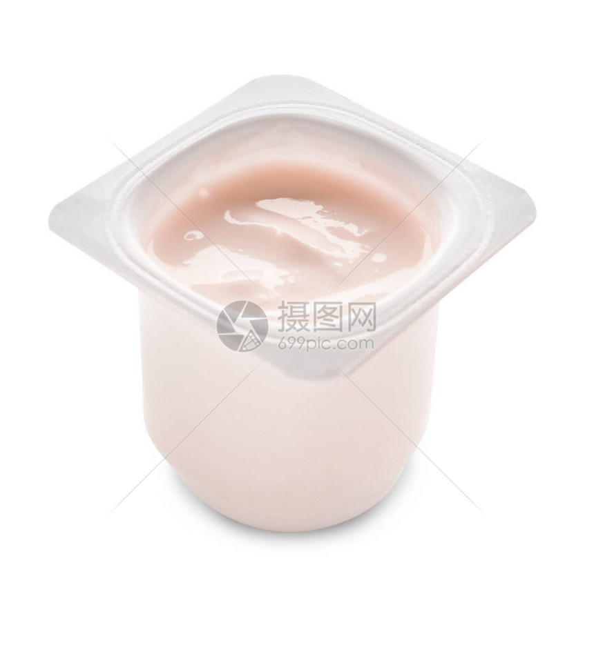 白色背景中带有美味草莓酸奶的塑料杯图片