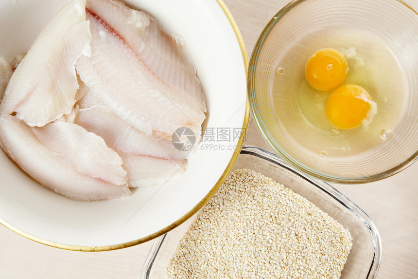鱼片配鸡蛋和芝麻图片