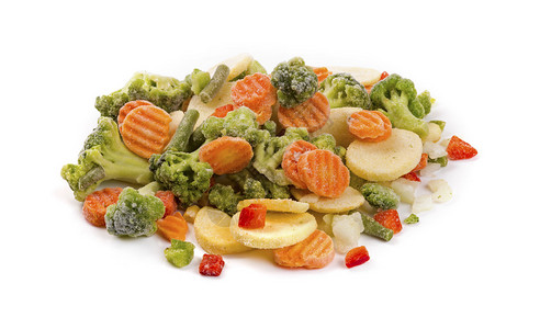 白色上分离的冷冻蔬菜的混合物背景图片